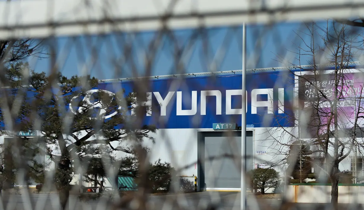 Pemandangan pintu masuk Pabrik Hyundai Motor Asan di Asan, selatan Seoul, Senin (10/2/2020). Pabrikan kendaraan Hyundai Motor terpaksa menghentikan produksinya di Korea Selatan, basis manufaktur terbesarnya, karena kekurangan pasokan suku cadang dari China akibat virus corona. (Yelim LEE/AFP)