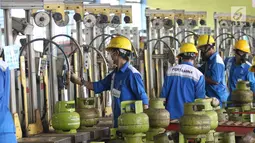 Pekerja mengisi LPG ke tabung Elpiji 3 kg di Depot LPG Tanjung Priok, Jakarta, Senin (21/5). Kenaikan permintaan tersebut dibandingkan konsumsi normal pada 2018 yaitu sebesar 10,1 persen untuk produk Elpiji bersubsidi 3 Kg. (Liputan6.com/Angga Yuniar)