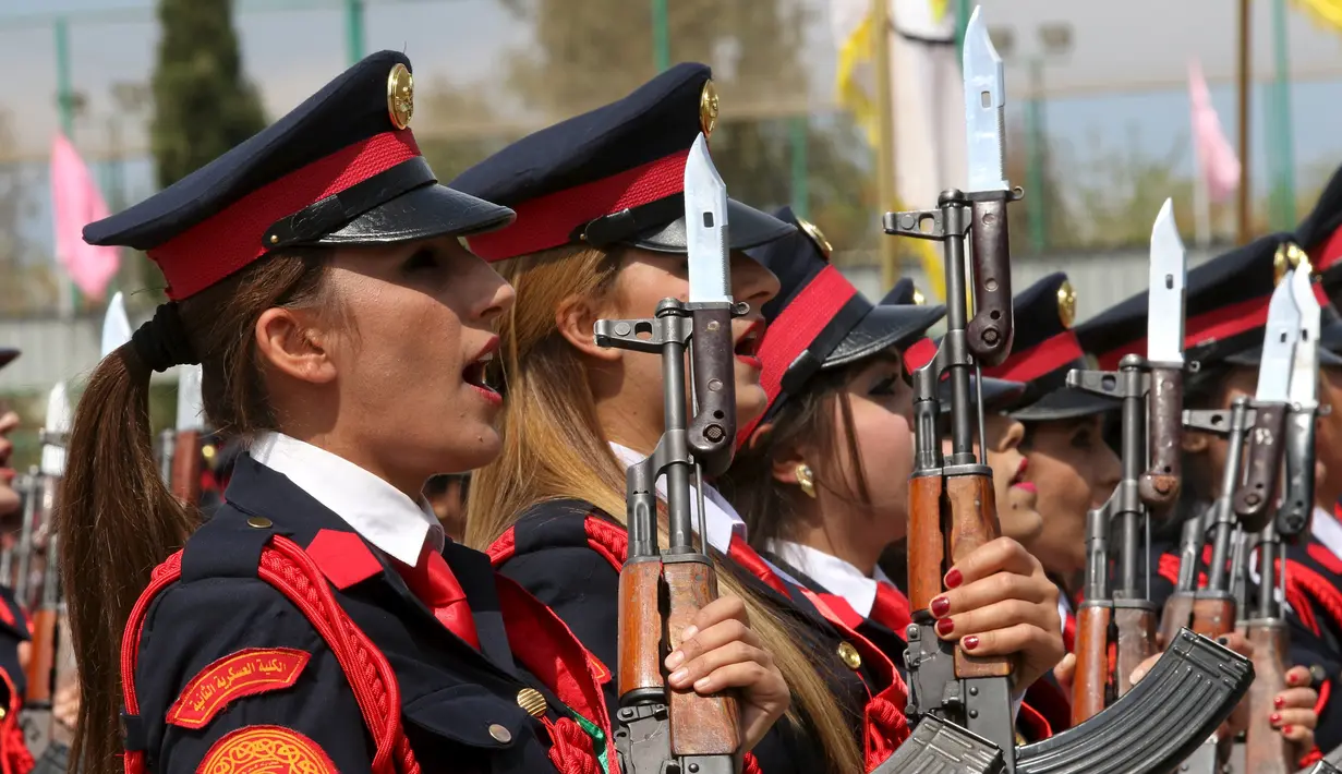 Pejuang perempuan Kurdi Peshmerga mengikuti upacara wisuda di akademi polisi di distrik Zakho, Irak, Rabu (30/3). Sejak ISIS menguasai sebagian wilayah di Irak, tentara perempuan Kurdi turut aktif berada di garis depan pertempuran. (REUTERS/Ari Jalal)