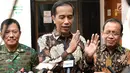 Presiden Joko Widodo  didampingi Menteri Sekretaris Negara, Pratikno, menjenguk Presiden Republik Indonesia ke-3 Bacharuddin Jusuf Habibie. Habibie diketahui sejak Jumat kemarin dirawat di RSPAD Gatot Subroto, Jakarta. (Foto/Biro Pers Istana)