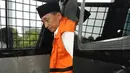 Tersangka Fuad Amin Imron saat turun dari mobil tahanan KPK, Jakarta, Kamis (18/12/2014). (Liputan6.com/Miftahul Hayat)