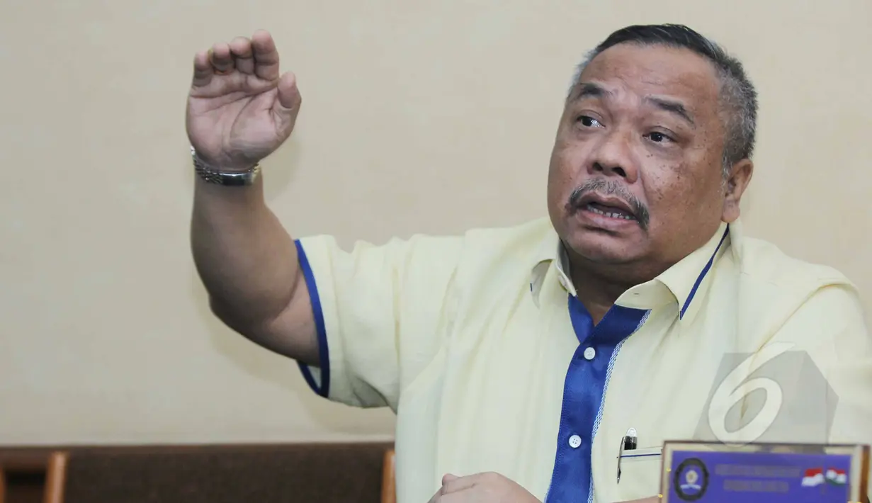 Ketua DPP Partai Golkar kubu Agung Laksono, Leo Nababan, memberi keterangan pers terkait rencana DPR dan usulan Akbar Tanjung tentang dualisme Partai Golkar di Kantor DPP Partai Golkar, Jakarta, Selasa (5/5/2015). (Liputan6.com/Helmi Afandi) 