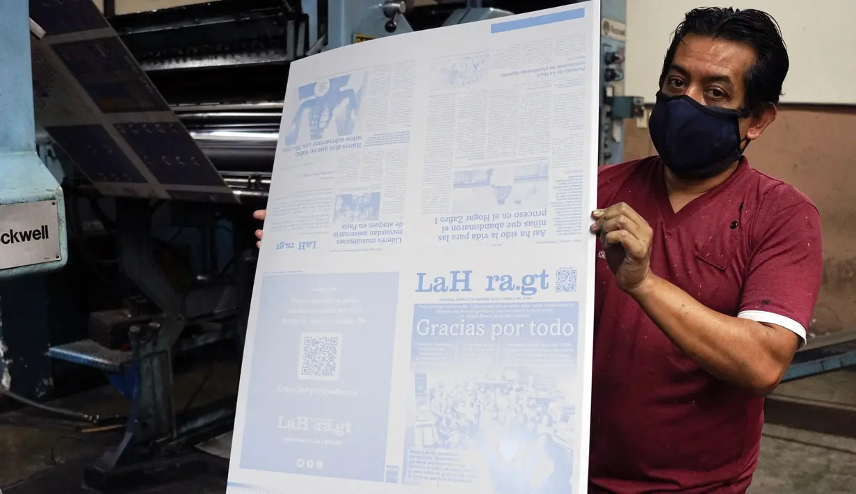 Kepala produksi surat kabar Guatemala La Hora, Byron Cruz, berpose setelah wawancara dengan AFP di Guatemala City pada 12 November 2021. Setelah 101 tahun, surat kabar malam La Hora de Guatemala mencetak edisi terakhirnya pada hari Jumat dan hanya edisi online yang tersedia. (Johan ORDONEZ/AFP)