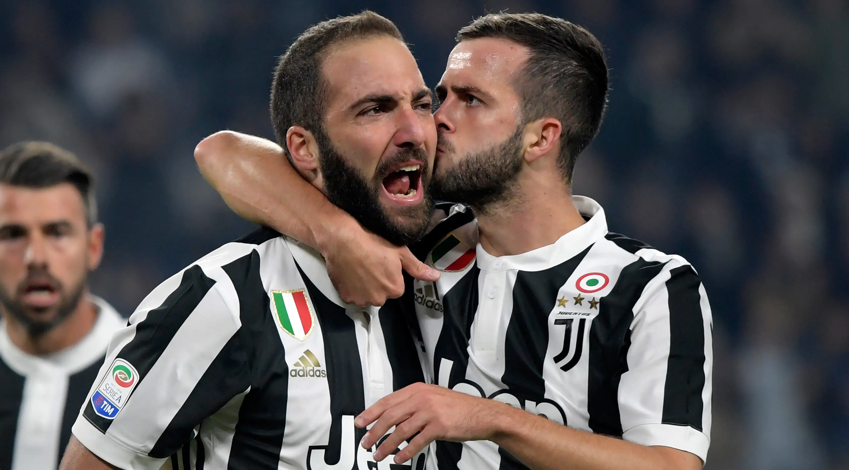 Miralem Pjanic (kanan) merayakan gol bersama Gonzalo Higuain. (MIGUEL MEDINA/AFP)