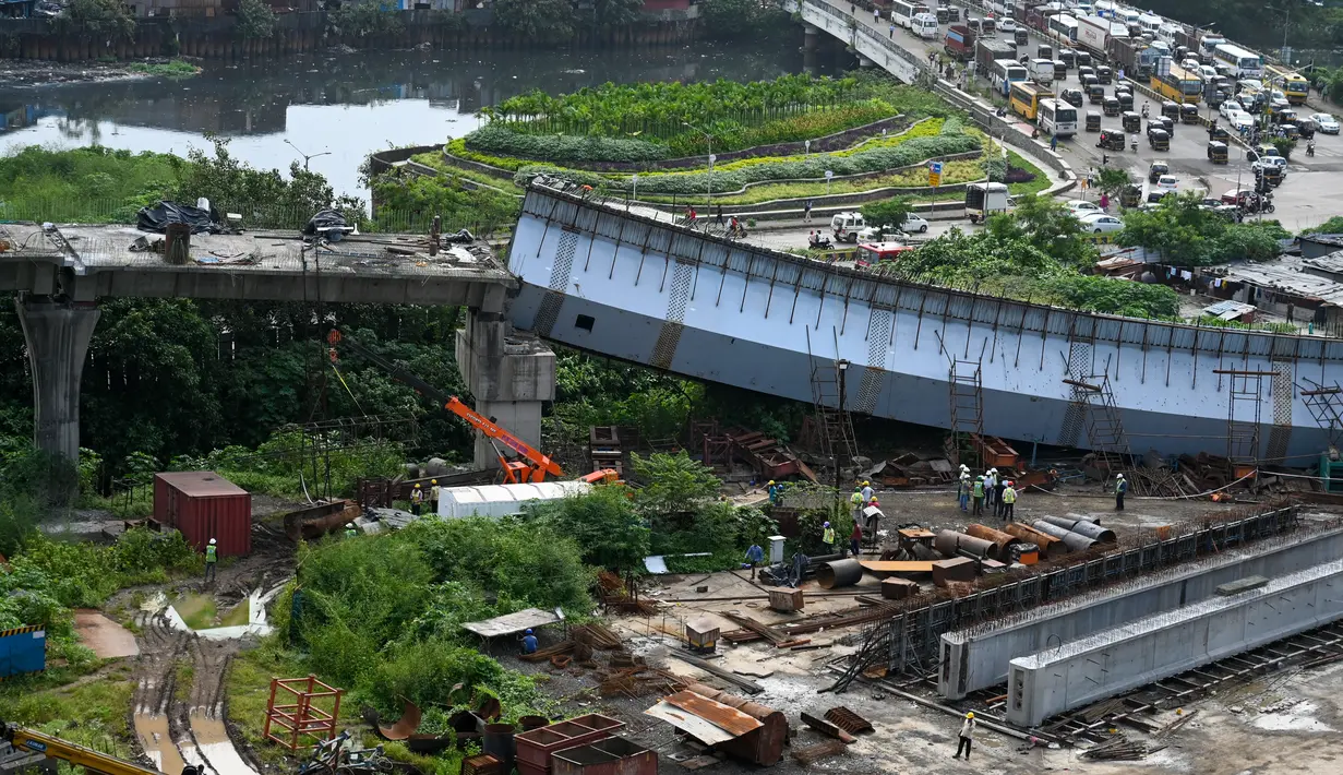 Bagian yang runtuh dari jembatan yang sedang dibangun di Mumbai, India (17/9/2021). Kondisi semua orang yang terluka stabil dan mereka menjalani perawatan di Rumah Sakit VN Desai, Santacruz. (AFP/Punit Paranjpe)