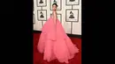 Rihanna saat berpose di karpet merah Grammy Awards ke-57 di Staples Center, Los Angeles, AS, Minggu (8/2/2015). (Jason Merritt/Getty Images/AFP)