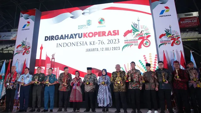 Bupati Kediri Mas Dhito Terima Penghargaan Pembina Koperasi Andalan dari Dekopin