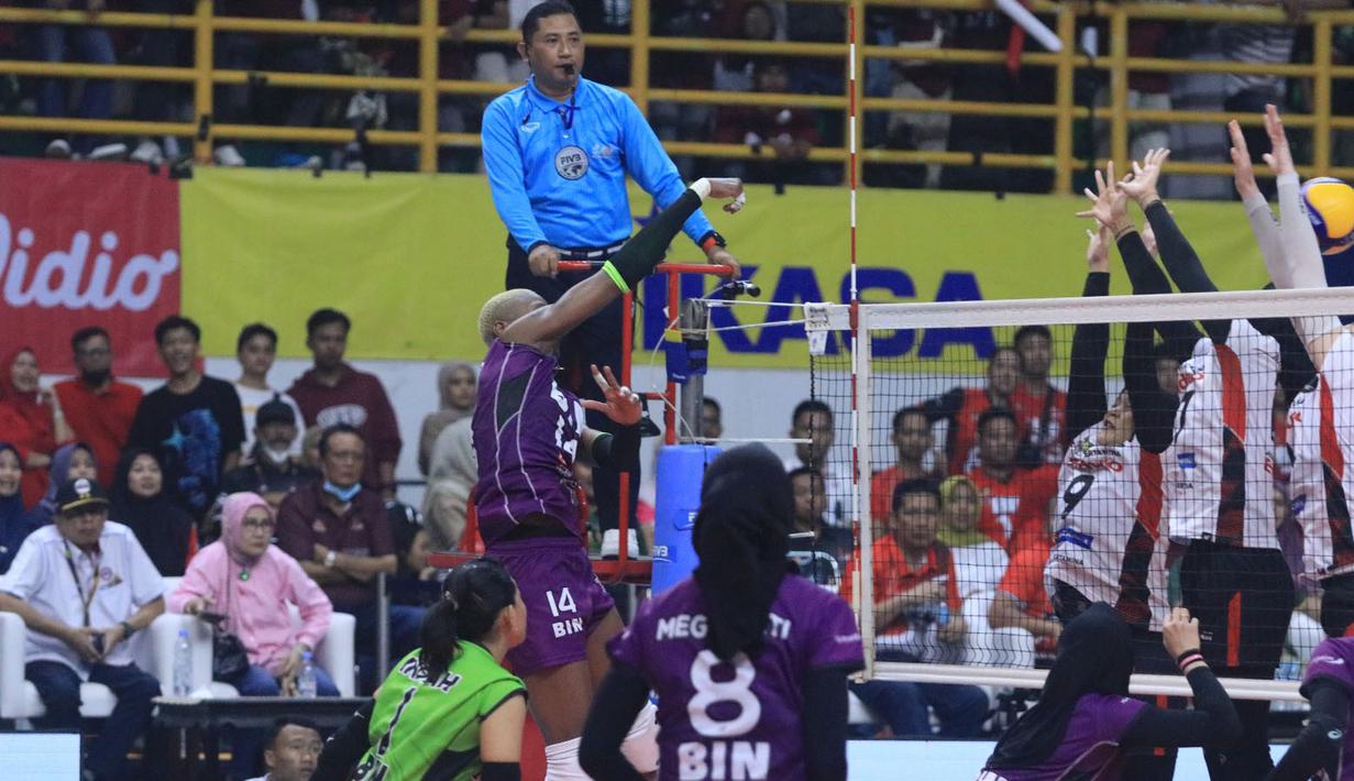 <p>Pemain Jakarta BIN, Kenia Carcaces (kiri) melepaskan spike yang berhasil menembus blok tiga pemain Jakarta Pertamina Enduro pada laga seri kedua putaran kedua PLN Mobile Proliga 2024 di GOR Si Jalak Harupat, Kabupaten Bandung, Sabtu (8/6/2024). Jakarta BIN menang 3-0 (25-22, 26-24, 27-25). (Dok. PBVSI)</p>