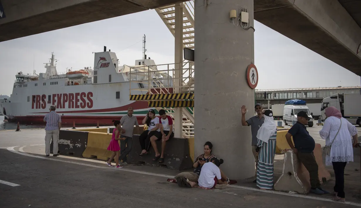 <p>Penumpang menunggu untuk naik feri menuju Tangier di pelabuhan Algeciras, Spanyol, Rabu (15/6/2022). Ribuan warga negara Maroko yang bekerja dan tinggal di Eropa melewati Selat Gibraltar saat mereka kembali untuk menghabiskan liburan musim panas di Maroko. (JORGE GUERRERO / AFP)</p>