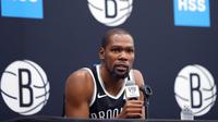 Pihak Brooklyn Nets sendiri memastikan bahwa empat punggawanya, termasuk Durant, dinyatakan positif terjangkit COVID-19. (AFP/Mike Lawrie)