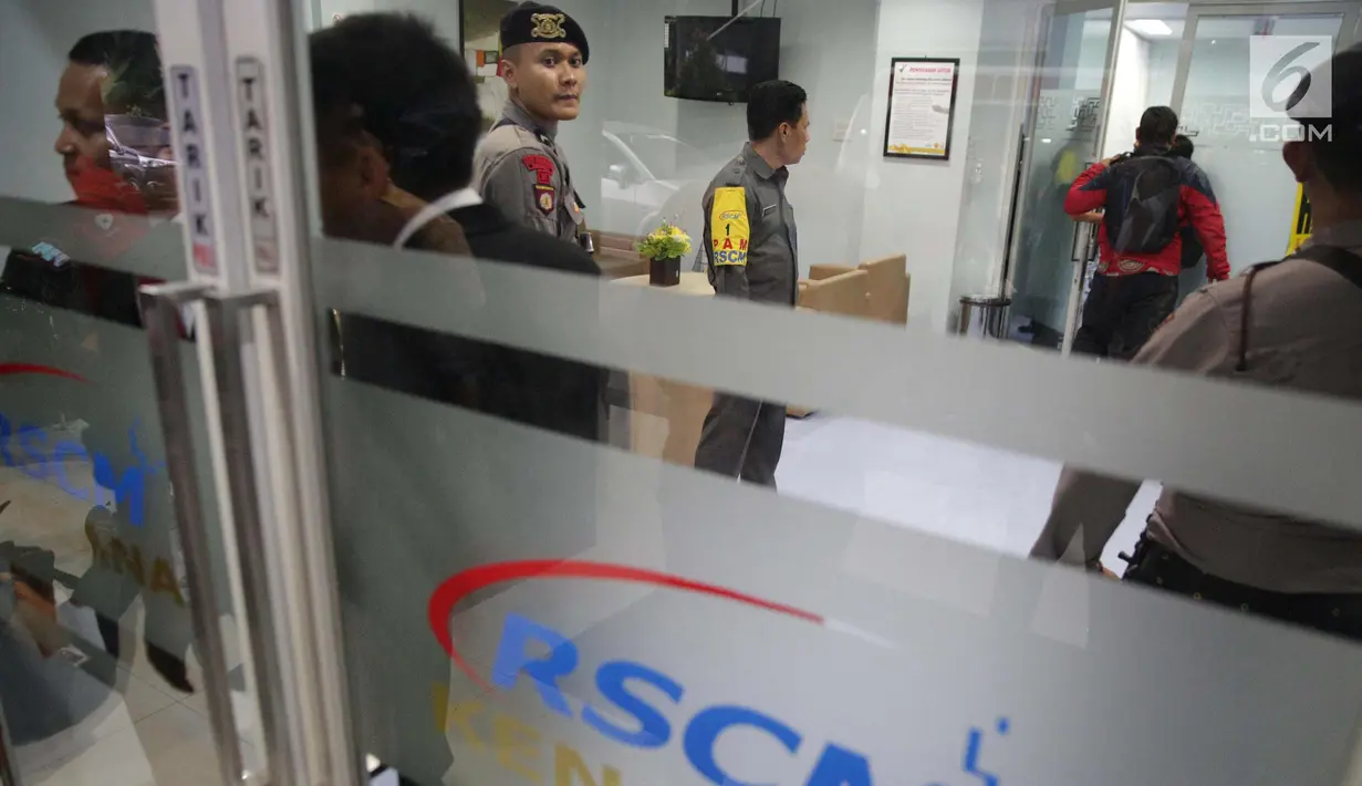 Petugas kepolisian berjaga saat pemindahan Ketua DPR, Setya Novanto di RS Cipto Mangunkusumo, Jakarta (17/11). Usai menerima perawatan di RS Medika Permata Hijau, Setnov dipindahkan RS Cipto Mangunkusumo. (Liputan6.com/Faizal Fanani)