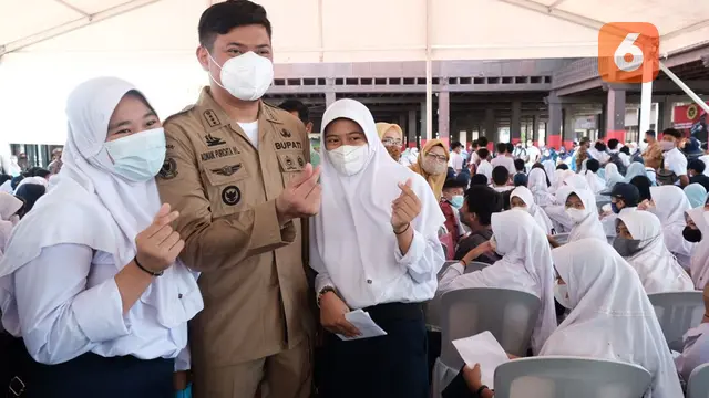 Bupati Gowa Adnan Purichta meninjau vaksinasi massal bagi pelajar (Liputan6.com/Istimewa)