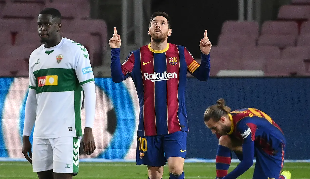 Striker Barcelona, Lionel Messi melakukan selebrasi usai mencetak gol pertama timnya ke gawang Elche dalam laga lanjutan Liga Spanyol 2020/21 pekan ke-24 di Camp Nou Stadium, Barcelona, Rabu (24/2/2021). Barcelona menang 3-0 atas Elche. (AFP/Lluis Gene)