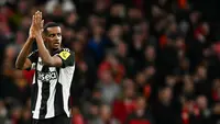 Penyerang Newcastle United asal Swedia bernomor punggung 14, Alexander Isak, bertepuk tangan saat meninggalkan lapangan dalam pertandingan final Piala Liga Inggris antara Liverpool dan Newcastle United di Stadion Wembley, London barat laut, pada 16 Maret 2025. (Glyn KIRK/AFP)
