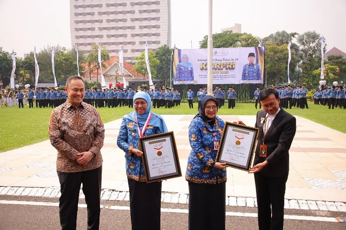 Pendiri ESQ Corp Ary Ginanjar Agustian bersama Gubernur Jawa Timur, Khofifah Indar Parawansa,