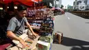 Pedagang menata kurma jualannya di kawasan Tanah abang, Jakarta, Minggu (3/4/2022). Omset penjualan kebutuhan bulan Ramadhan seperti perlengkapan ibadah dan buah kurma kembali meningkat dibandingkan dua tahun terakhir yang terdampak pandemi COVID-19. (Liputan6.com/Johan Tallo)
