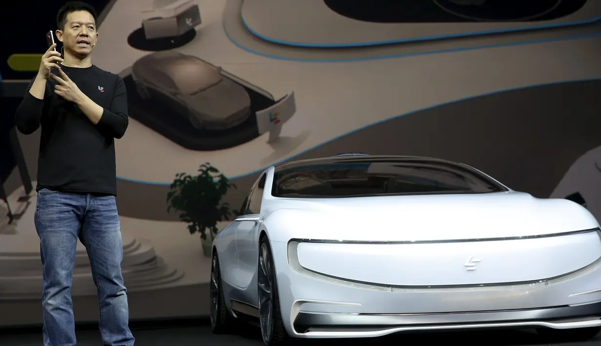 CEO LeEco, Jia Yueting mengendalikan melalui perintah suara dari smartphonenya saat memperkenalkan mobil listrik di Beijing, China (20/4). Mobil listrik pertama buatan LeEco ini dapat melaju self-driving atau tanpa awak. (REUTERS/Damir Sagolj)