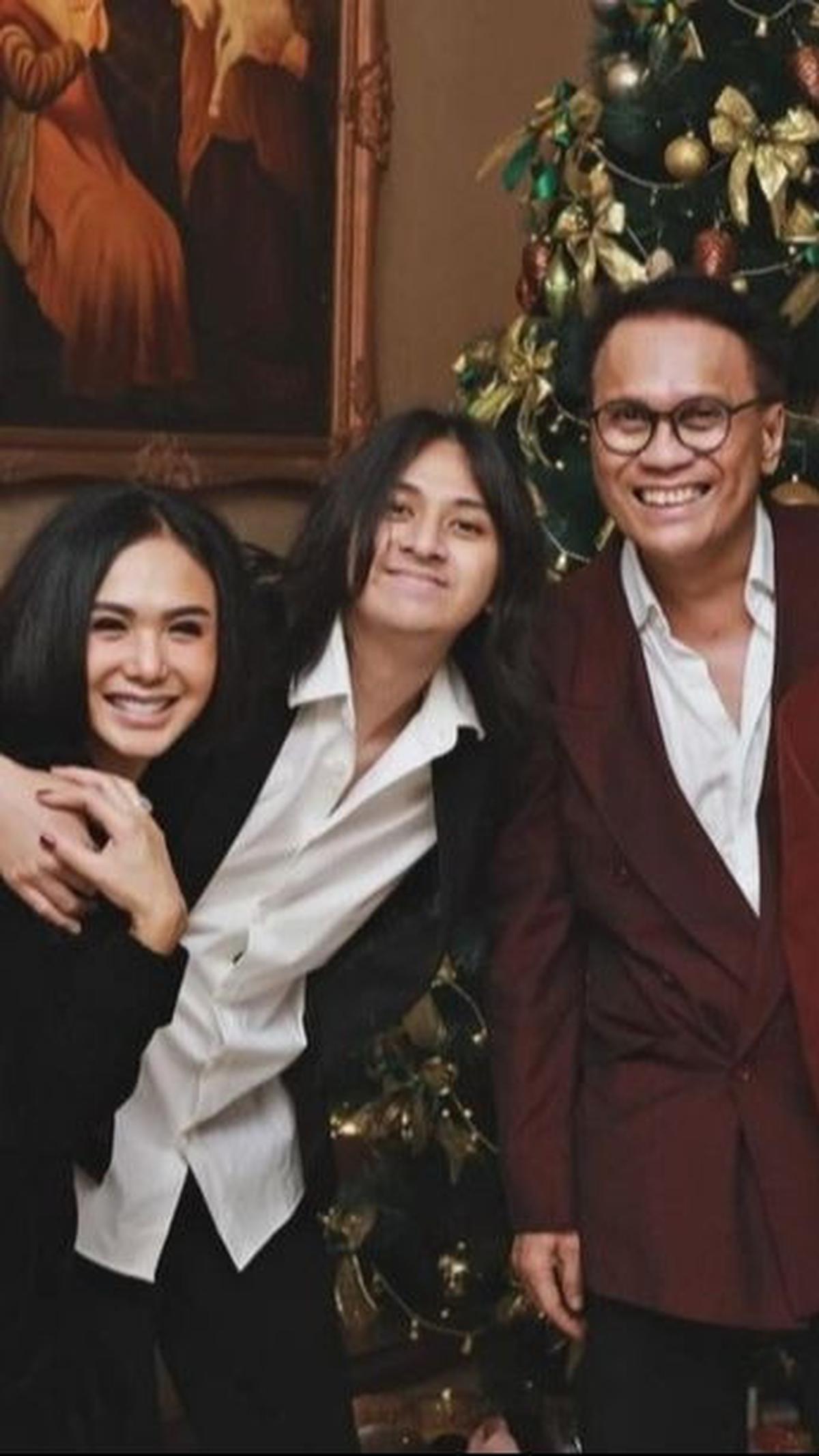 Henry pun melakukan hal yang sama, saat ia menggelar acara natal. Dia tak lupa mengundang mantan istri untuk datang.