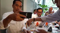 Gambar kepulauan NKRI di casing HP Jokowi membuat warganet naksir dan ingin memilikinya juga. (Doc: Twitter/Pramonoagung)