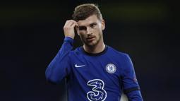 Striker Chelsea, Timo Werner, tampak kecewa usai ditahan imbang Sevilla pada laga Grup E Liga Champions 2020/2021 di Stamford Bridge, Rabu (21/10/2020) dini hari WIB. Chelsea bermain imbang 0-0 atas Sevilla. (AFP/Alastair Grant/pool)