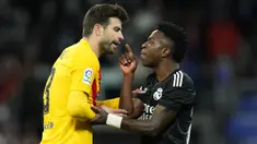 Tensi panas memasuki pekan-pekan akhir di kompetisi Eropa mulai menyeruak, seperti di Liga Italia dan Liga Spanyol. Kericuhan sempat terjadi di tiga laga yang dipicu panasnya rivalitas hingga aksi tak terpuji sebagian suporter dengan perlakuan rasisme. (AP/Manu Fernandez)