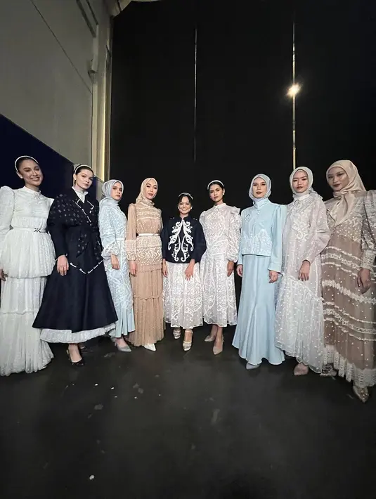 Ia mengenakan atasan jeans dengan detail embroidery dan rok ruffle A-line yang manis [@khanaan.official]