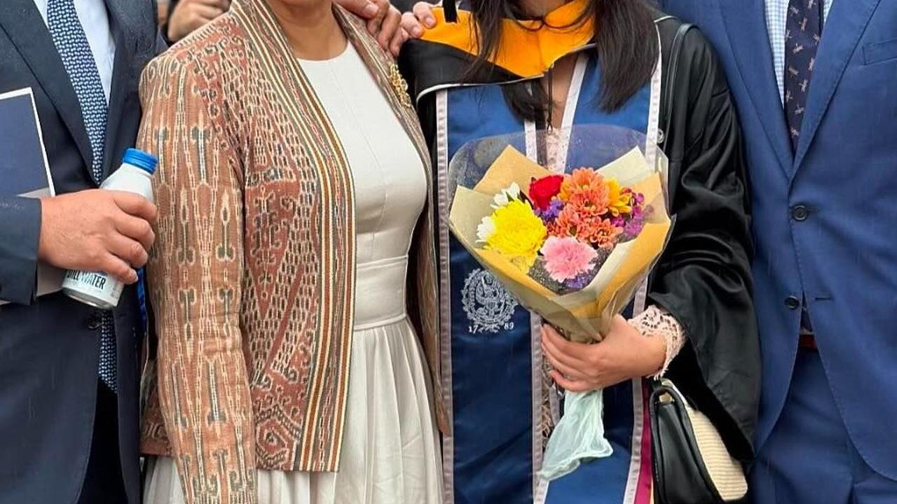 "Today is the proudest day of my life as I watch my daughter graduate. Congratulations Faye (Hari ini adalah hari paling membanggakan di hidupku, saat aku melihat putriku lulus. Selamat Faye)," tulisnya.