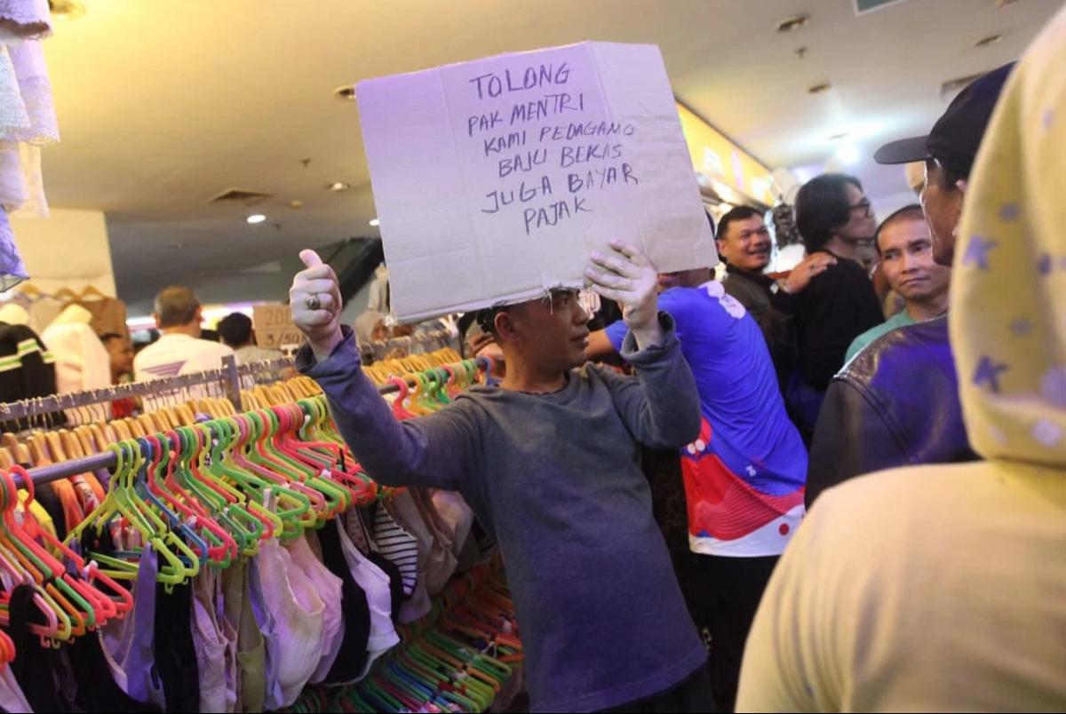 FOTO: Menteri UMKM Tinjau Aktivitas Thrifting di Pasar Senen, Pedagang Sampaikan Aspirasi