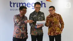 Direktur Utama PT Trimegah Sekuritas Indonesia Tbk Stephanus Turangan (tengah), Direktur David Agus dan Direktur Syafriandi Armand Saleh berfoto bersama usai acara RUPST Trimegah Sekuritas di Jakarta, Rabu (26/8/2020). (Liputan6.com/Fery Pradolo)