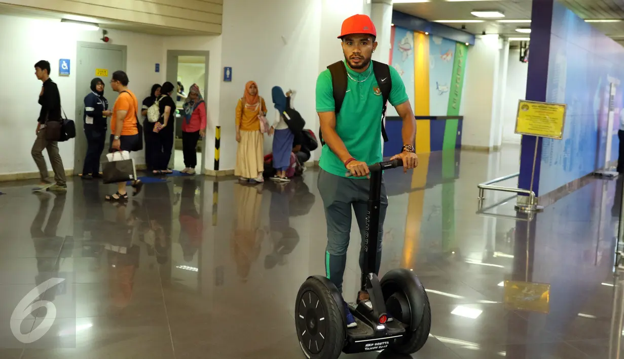 Pemain Timnas Indonesia, Zulham Zamrun memainkan motor elektrik di Bandara Soekarno Hatta, Tangerang, Minggu (18/12). Sebelumnya, Indonesia melakoni laga final kedua Piala AFF 2016 kontra Thailand. (Liputan6.com/Helmi Fithriansyah)