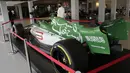 Seorang pria melihat mobil balap di pusat tiket gelaran Formula One (F1), di Jeddah, Arab Saudi, Selasa (30/11/2021). Arab Saudi untuk pertama kalinya dipercaya menjadi tuan rumah balapan F1 2021, yang akan berlangsung 3-5 Desember mendatang. (AP Photo/Amr Nabil)