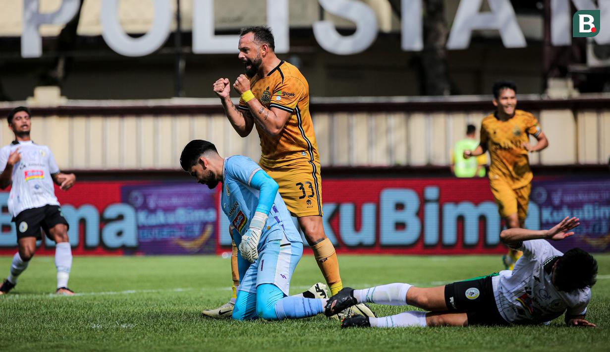 <p>Selebrasi pemain Bhayangkara FC, Henry Mathias Mier (tengah) setelah mencetak gol penyeimbang 1-1 ke gawang PSS Sleman pada laga pekan ke-25 BRI Liga 1 2023/2024 di Stadion PTIK, Jakarta Selatan, Kamis (22/2/2024). (Bola.com/Bagaskara Lazuardi)</p>