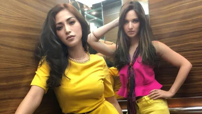 [Bintang] Kompak Tiada Duanya, Nia Ramadhani dan Jessica Iskandar dengan Pose Fashionable Andalan