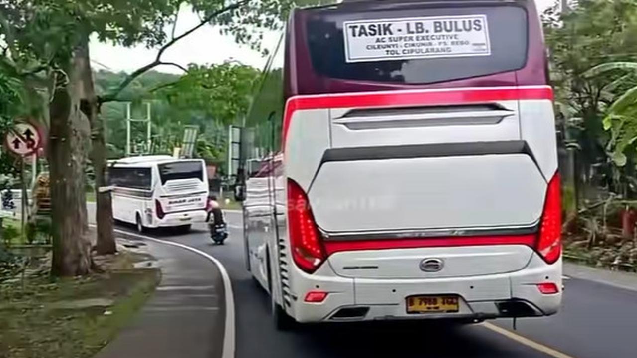 <b>Saling Salip Bus Primajasa vs Sinar Jaya</b>