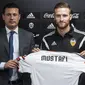 Mustafi saat diperkenalkan sebagai pemain baru Valencia (JOSE JORDAN / AFP)