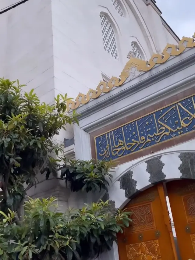 Potret Syahrini di Masjid Camii Tokyo