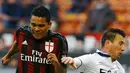 Penyerang AC Milan, Carlos Bacca (kiri) berusaha menendang bola dari kawalan bek Bologna, Daniele Gastaldello pada laga liga italia di Stadion San Siro, Milan, Italia (7/1/2016). Bolagna menang atas AC Milan dengan skor 1-0. (REUTERS/Stefano Rellandini)