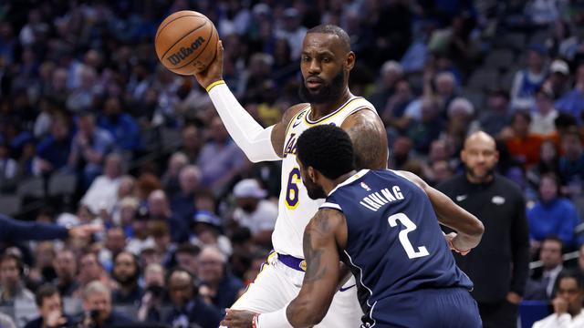Anthony Davis beraksi saat Lakers melawan Mavericks