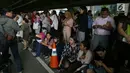 Sejumlah karyawan berkumpul di halte Bursa Efek Indonesia (BEI) saat balkon lantai 1 bangunan ambruk, Jakarta, Senin (15/1). (Liputan6.com/Johan Tallo)