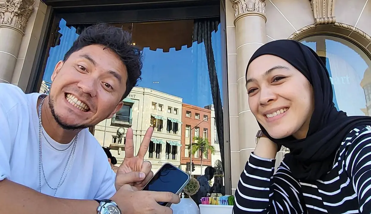 Tidak hanya sendiri, awalnya Dian Ayu Lestari menyusul suaminya bersama para istri dari anggota Geng Motor Prediksi lainnya. Dalam perjalannya ke Amerika ini ia ditemani Tyara Renata yang merupakan istri dari Surya Insomnia dan Tika Hendarto istri dari Imam Darto. (Liputan6.com/IG/@omeshomesh)