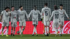 Bek Real Madrid, Ferland Mendy (tengah) berselebrasi dengan rekannya usai mencetak gol ke gawang Getafe pada pertandingan lanjutan La Liga Spanyol di stadion Alfredo di Stefano di Madrid, Spanyol, Rabu (10/2/2021). Madrid menang atas Getafe 2-0. (AP Photo/Bernat Armangue)