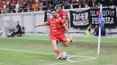 Pemain Persija Jakarta, Jean Mota ketika mengambil tendangan sudut saat timnya menghadapi PSM Makassar pada pekan ke-22 BRI Super League 2025/2026 yang berlangsung di Jakarta International Stadium (JIS), Jumat (20/2/2026) malam WIB. (Bola.com/Abdul Aziz)