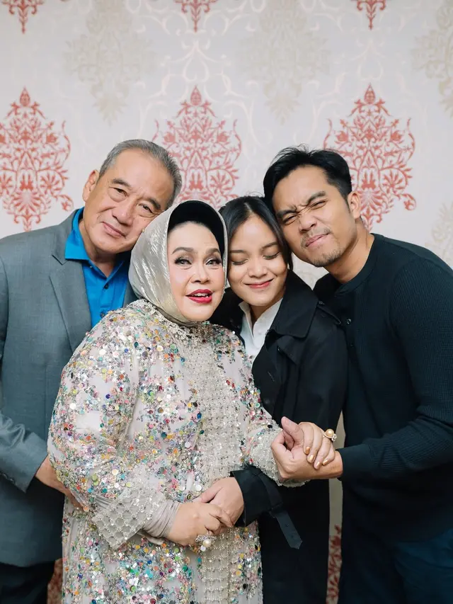 8 Model Gamis Brokat Hetty Koes Endang, Elegan di Setiap Momen