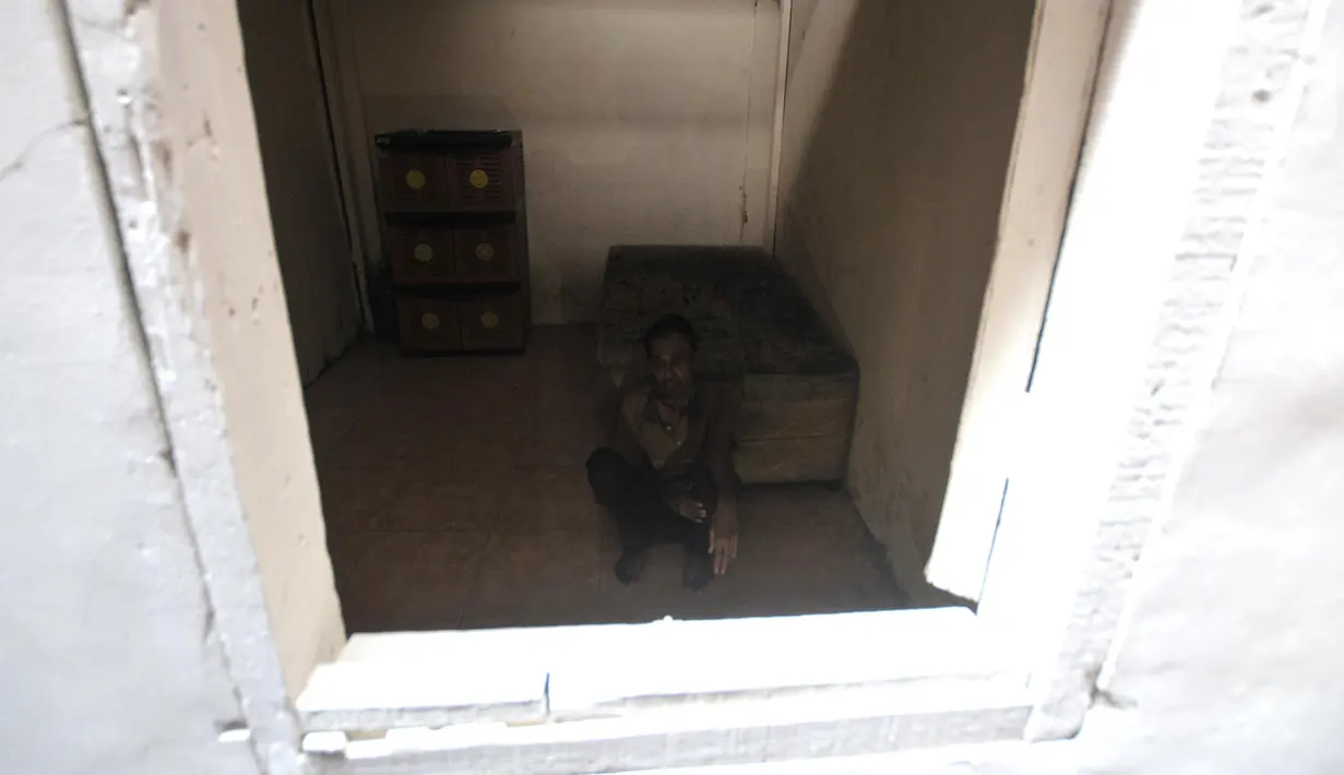 Sejak itu, Kudus yang masih berstatus lajang bersama kedua adiknya terpaksa beraktivitas di rumah tanpa adanya listrik.(merdeka.com/Iqbal Nugroho)