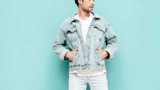 Outfit Bukber Santai: Kaos + Jaket Denim + Celana Jeans