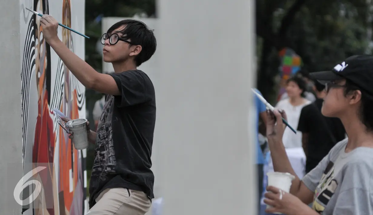 Sejumlah pekerja menyelesaikan mural di lokasi Taman Pandang Istana Jalan Medan Merdeka Utara, Jakarta, Jumat (29/7). Jelang diresmikan, Taman Pandang Istana di Jalan Medan Merdeka Utara mulai dihias. (Liputan6.com/Yoppy Renato)