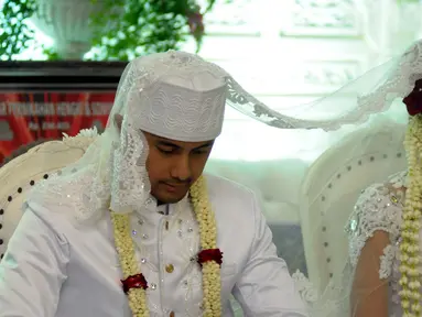 Hengky Kurniawan dan Sonya Fatmala saat melangsungkan ijab kabul di sebuah hotel kawasan TMII, Jakarta, Kamis (23/4/2015). (Liputan6.com/Panji Diksana)