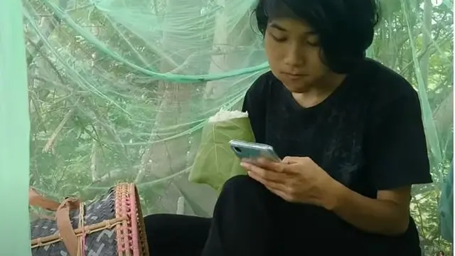 Cari Sinyal Agar Bisa Ujian Online, Gadis Ini Bangun Tenda Pohon di Hutan