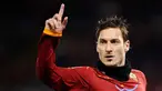 Striker dan kapten AS Roma Francesco Totti membuka kemenangan pada saat Giallorossi menghantam Cagliari 3-0 pada lanjutan Serie A, 22 Januari 2011.AFP PHOTO/Filippo MONTEFORTE
