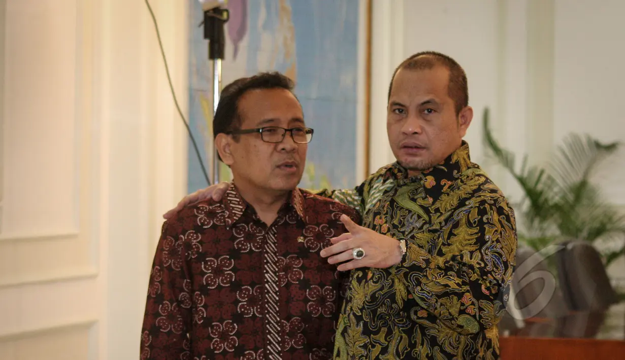 Mensesneg Pratikno (kiri) berbincang dengan Menteri PDT Marwan Djafar sebelum sidang kabinet paripurna di kantor Presiden, Jakarta, Selasa (19/5). Rapat tersebut membahas persiapan menjelang Ramadhan dan Hari Raya Idul Fitri (Liputan6.com/Faizal Fanani)